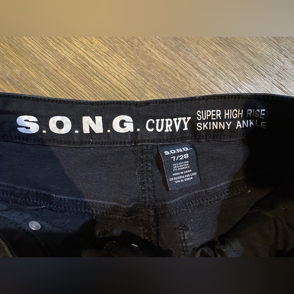 Curvy High Rise Jeans - Picture 6 of 7